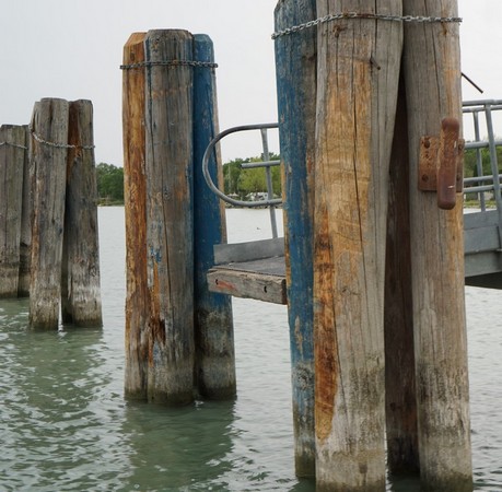 Usure progressive de la face des pieux où les "traghettis" terminent le freinage de leur accostage.