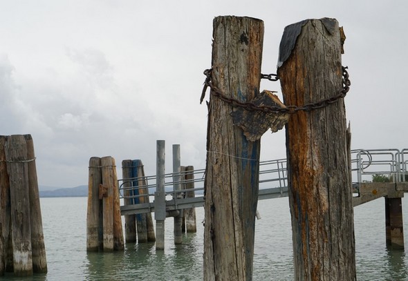 Trépied de protection.<br />Destruction complète d'un de ses pieux.