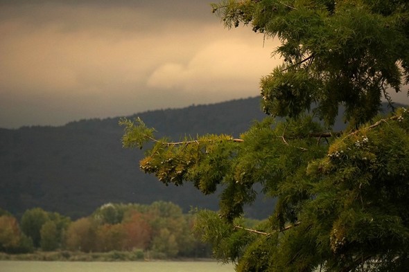 Vers la rive du côté de Tuoro-Navaccia.Cela reste bien menaçant !