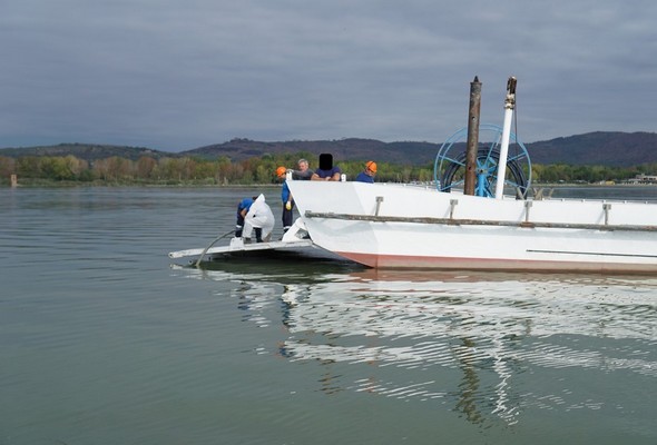 La rampe de débarquement a été abaissée.Ce plateau permet à l'équipe de maintenance d'entamer la réparation définitive.