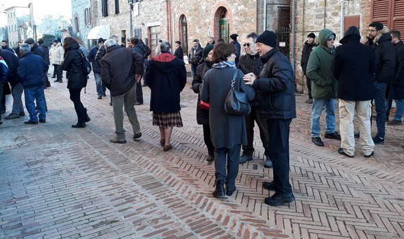 Assembramento davanti alla chiesa...