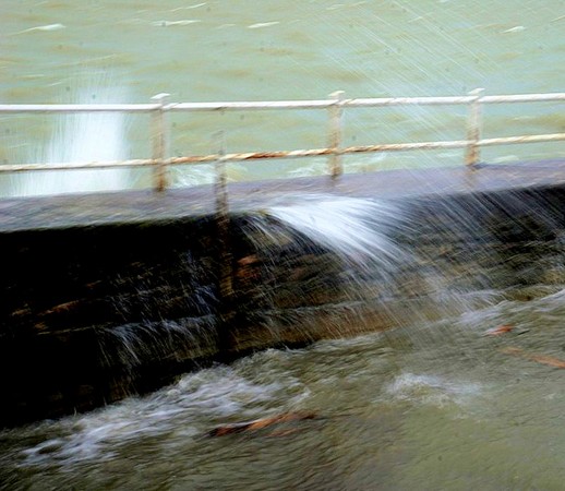 Arrivée d'une vague contre le quai et écoulement d'une autre dans la darse.Photo prise cette fois à une vitesse relativement plus lente.1/10° - f/25 - compensation: - 0,0 - 42 mm - ISO 100