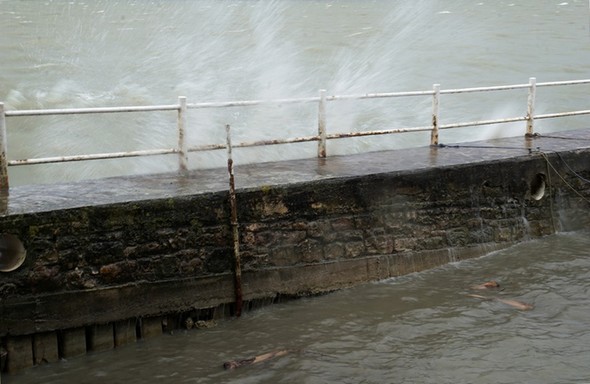 Tir de missilesIdemPhoto prise à une vitesse lente.On obtient donc encore des "trainées".1/10° - f/20 - compensation: + 0,3 - 42 mm - ISO 100