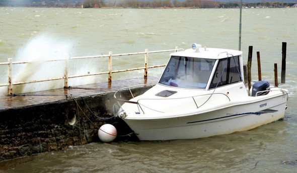 Idem.Encore une photo à une vitesse plus lente.La vague sui s'écrase contre le pontile a un aspect de "queue de comète.Les mouvements de l'eau dans la darse sont "lissés"1/10° - f/25 - compensation: + 0,0 - 42 mm - ISO 100